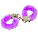 Меховые наручники фиолетовые